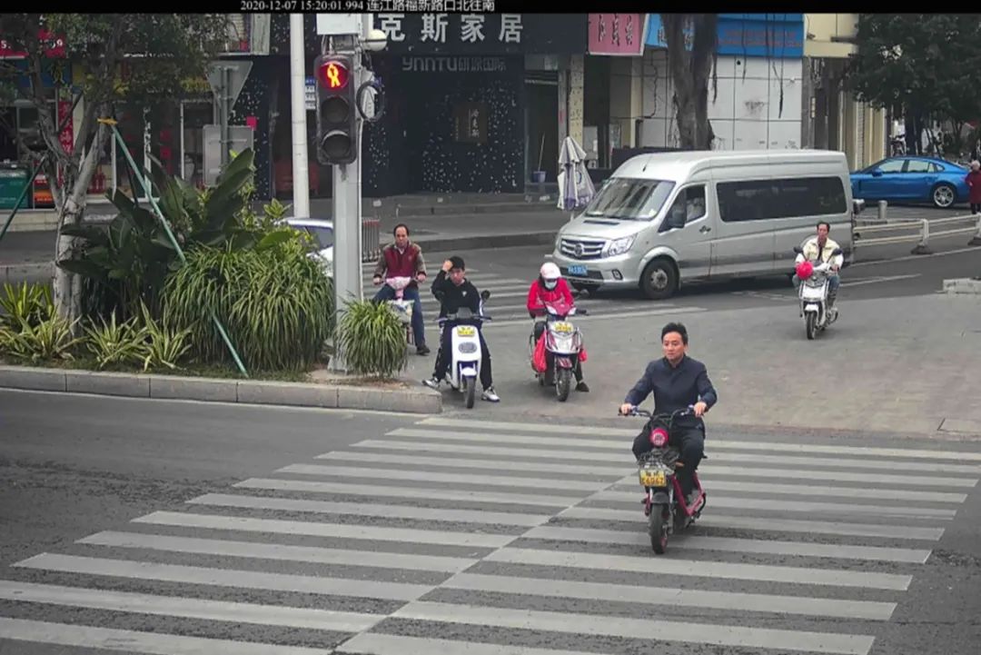 DƬ